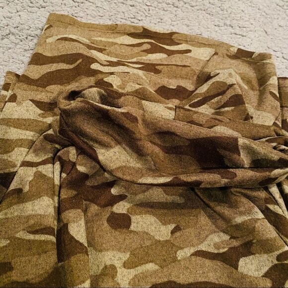 Runway Ready Couture Camo Shirt Size Large - Picture 6 of 12
